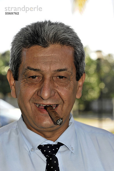 Kubanischer Busfahrer raucht Zigarre  Portrait  Havanna  Kuba  Große Antillen  Karibik  Mittelamerika  Amerika