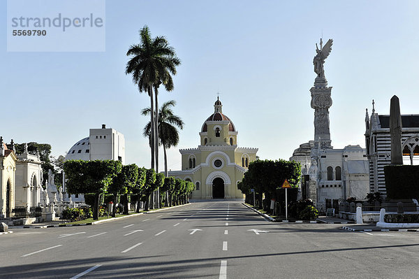 Straße zur Kirche auf dem Cementerio de CristÛbal ColÛn  Christoph-Kolumbus-Friedhof  56 ha großer Friedhof  Havanna  Kuba  Große Antillen  Karibik  Mittelamerika  Amerika