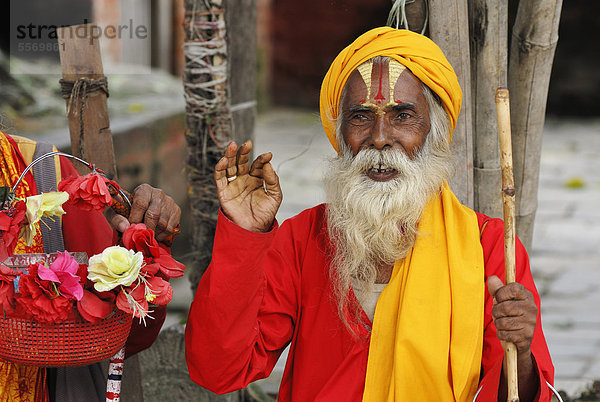 Heiliger Mann  Sadhu  bemalte Gesichter  mit Bart  Durbar Square  Kathmandu  Nepal  Asien