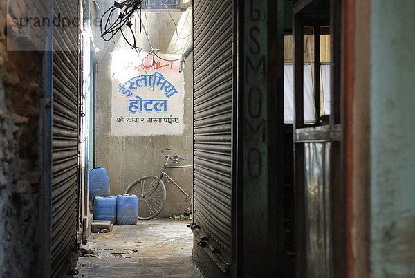 Fahrrad vor Wand mit Nepali Schriftzeichen  Kathmandu  Nepal  Asien