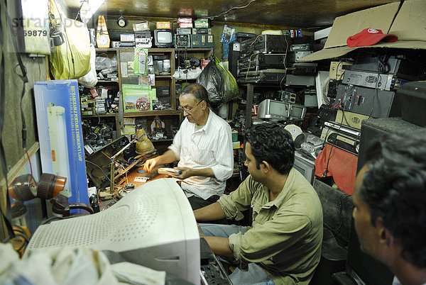 Mann repariert Elektrogeräte  Kathmandu  Nepal  Asien