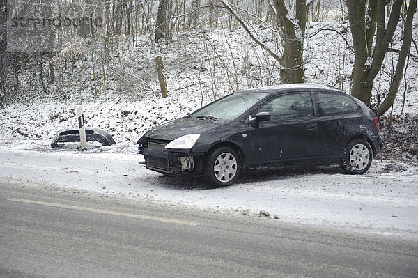 Kleinwagen geriet im Schnee auf der Mittleren Filderstraße in Fahrtrichtung Plieningen auf einer Gefällestrecke ins Schleudern  Stuttgart  Baden-Württemberg  Deutschland  Europa