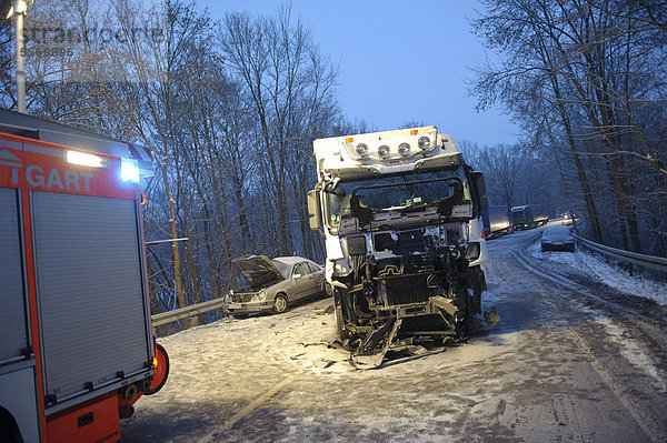 Tödlicher Autounfall auf schneeglatter  eisglatter Fahrbahn  E-Klasse Mercedes schleuderte auf die Gegenfahrbahn und prallte auf einen entgegenkommenden Lastwagen  Stuttgart  Baden-Württemberg  Deutschland  Europa