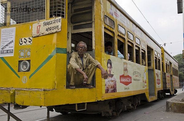 Führer einer alten Straßenbahn in Kolkata  Kalkutta  bei einer Ruhepause an einer roten Ampel  Westbengalen  Indien  Asien