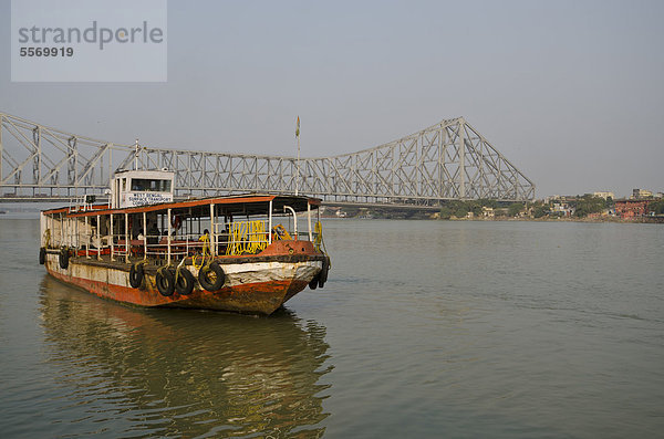 Fähre verbindet Kolkata  Kalkutta  mit Howrah  die Howrah Bridge  705m hinten  Kolkata  Kalkutta  Westbengalen  Indien  Asien