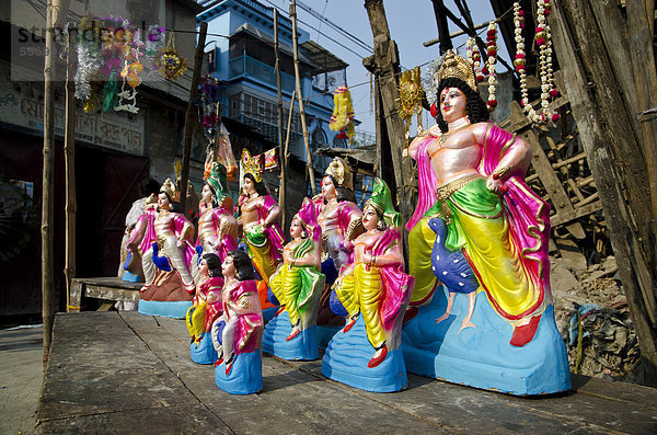 Handgefertigte Statuen für religiöse Anlässe  Manufaktur in Tollygunj  Vorort von Kolkata  Kalkutta  Westbengalen  Indien  Asien