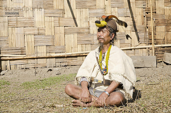 Schnabel Stilleben still stills Stillleben Mann Vogel Kleidung typisch Asien Kleid Nashornvogel Indien alt Volksstamm Stamm