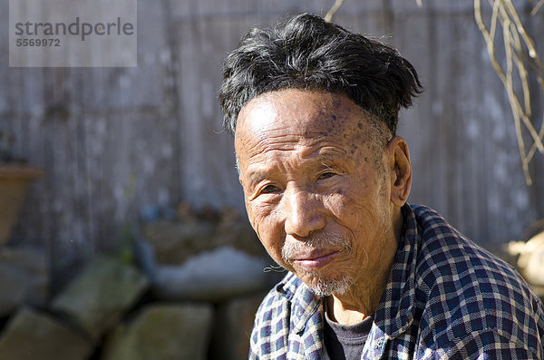 Mann des Ao Stammes mit traditionellem Kopfschmuck  Ungma Dorf  Nagaland  Indien  Asien