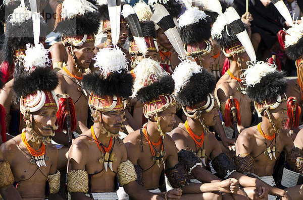 Krieger des Khiamniungan Stammes warten darauf  Ritualtänze beim Hornbill Festival aufzuführen  Kohima  Nagaland  Indien  Asien