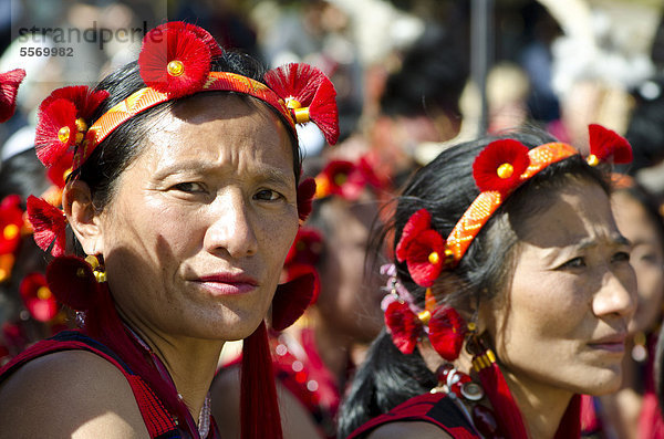 Frauen des Sangtam Stammes warten darauf  rituelle Tänze beim Hornbill Festival aufzuführen  Kohima  Nagaland  Indien  Asien