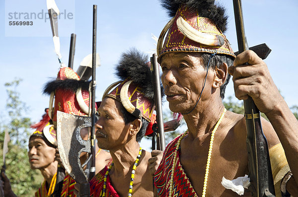 Krieger des Phom Stammes waren darauf  Ritualtänze beim Hornbill Festival aufzuführen  Kohima  Nagaland  Indien  Asien