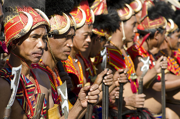 Krieger des Konyak Stammes warten darauf  Ritualtänze beim Hornbill Festival aufzuführen  Kohima  Nagaland  Indien  Asien