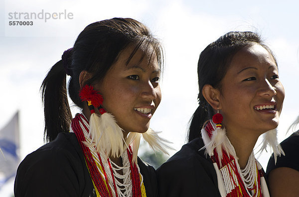 Junge Frauen des Konyak Stammes warten darauf  Ritualtänze beim Hornbill Festival aufzuführen  Kohima  Nagaland  Indien  Asien