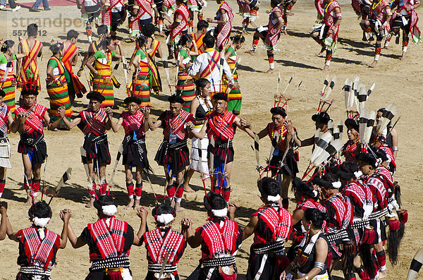 Krieger von verschiedenen Stämmen führen Ritualtänze beim Hornbill Festival auf  Kohima  Nagaland  Indien