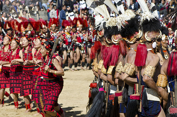 Krieger von verschiedenen Stämmen führen Ritualtänze beim Hornbill Festival auf  Kohima  Nagaland  Indien