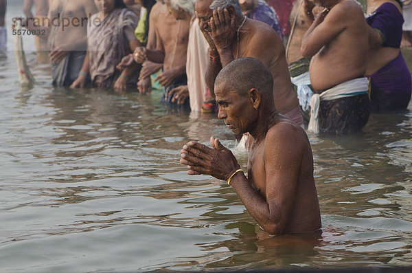 Pilger bei den Ghats von Varanasi in den betriebsamen Morgenstunden  Uttar Pradesh  Indien  Asien