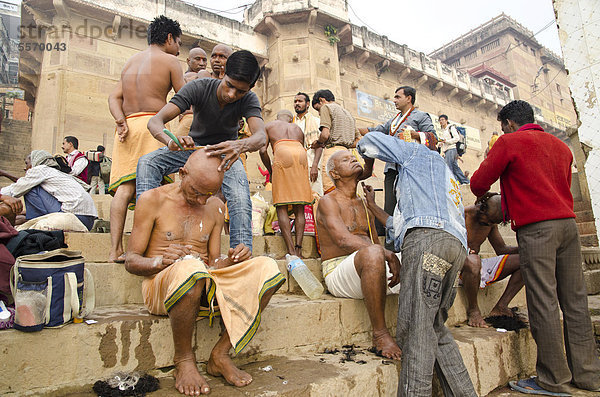 Das Abrasieren des Kopfes und des Bartes ist Teil des Rituals  um Abschied von der Seele eines verstorbenen Menschen zu nehmen  an den Ghats von Varanasi  Uttar Pradesh  Indien  Asien