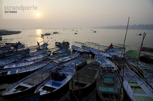 Boote warten auf Pilger am Sangam  dem Zusammenfluss der heiligen Flüsse Ganges  Yamuna und Saraswati in Allahabad  Uttar Pradesh  Indien  Asien