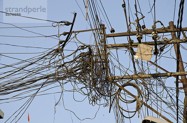 Chaotische Elektrizitätsversorgung  Kabelsalat  in Allahabad  Uttar Pradesh  Indien  Asien