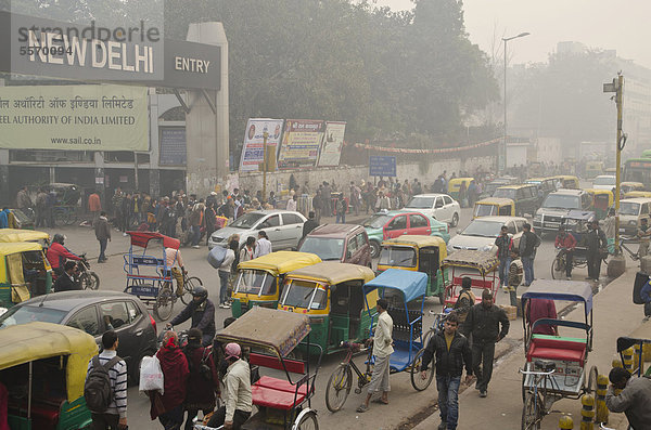 Chaotische Straßenszene vor dem Bahnhof New Delhi Railway Station  New Delhi  Indien  Asien