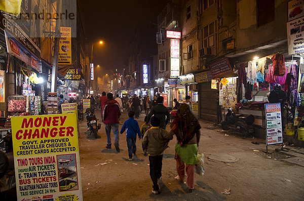 Einkaufsstraße in Paharganj  Vorort von New Delhi  Indien  Asien