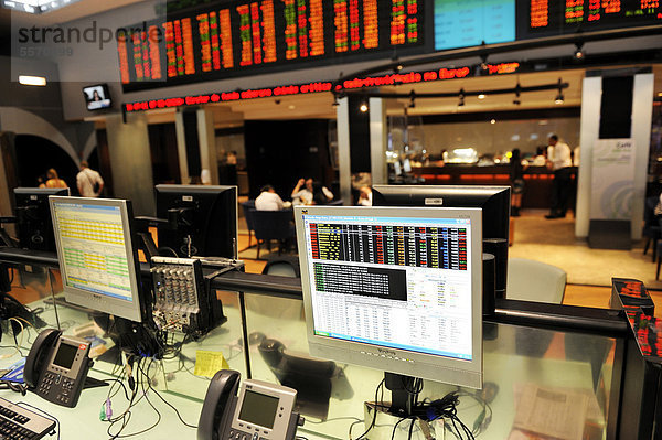 Monitore und Anzeigentafeln mit Börsenkursen  Besucherzentrum der Bovespa  Börse von Sao Paulo  Brasilien  Südamerika