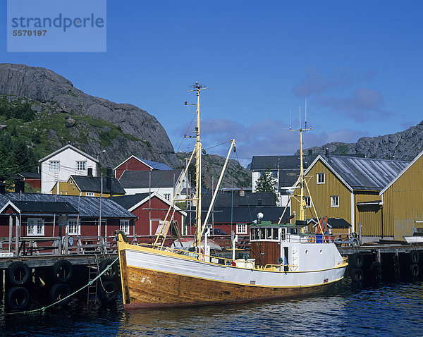 Fischerboot im Hafen von Nusfjord  Insel Flakstad¯ya  Flakstadoya  Lofoten  Norwegen  Skandinavien  Europa