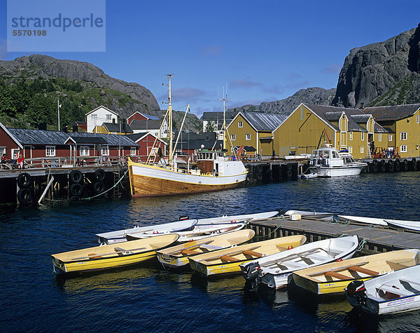 Boote im Hafen von Nusfjord  Insel Flakstad¯ya  Flakstadoya  Lofoten  Norwegen  Skandinavien  Europa