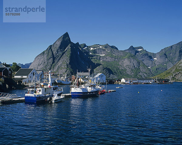 Fischerboote im Hafen von Hamn¯ya  Hamnöya  Insel Moskenes¯ya  Moskenesöya  Lofoten  Norwegen  Skandinavien  Europa