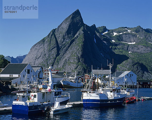 Fischerboote im Hafen von Hamn¯ya  Hamnöya  Insel Moskenes¯ya  Moskenesöya  Lofoten  Norwegen  Skandinavien  Europa