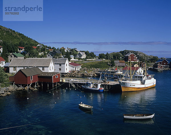 Fischerboote im Hafen von Sakris¯ya  Sakrisöya  Moskenes¯ya  Moskenesöya  Lofoten  Norwegen  Skandinavien  Europa
