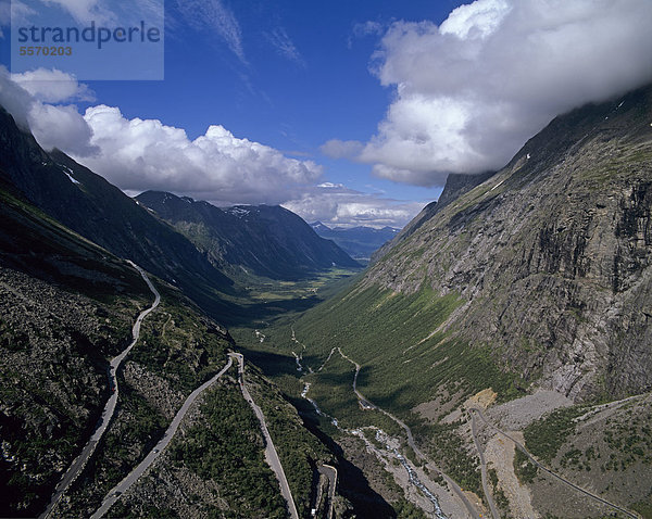 Landschaft am Trollstigen  Trollstiegvegen  M¯re og Romsdal  Möre og Romsdal  Norwegen  Skandinavien  Europa