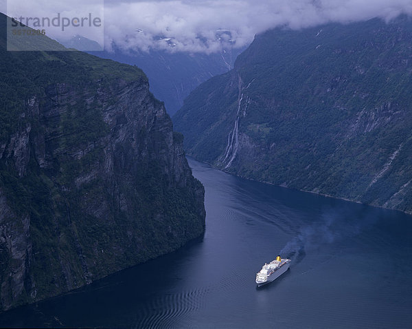 Kreuzfahrtschiff im Geirangerfjord  UNESCO Weltnaturerbe  M¯re og Romsdal  Möre og Romsdal  Norwegen  Skandinavien  Europa