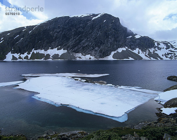 Eis im See Langvatnet bei Grotli  Oppland  Norwegen  Skandinavien  Europa