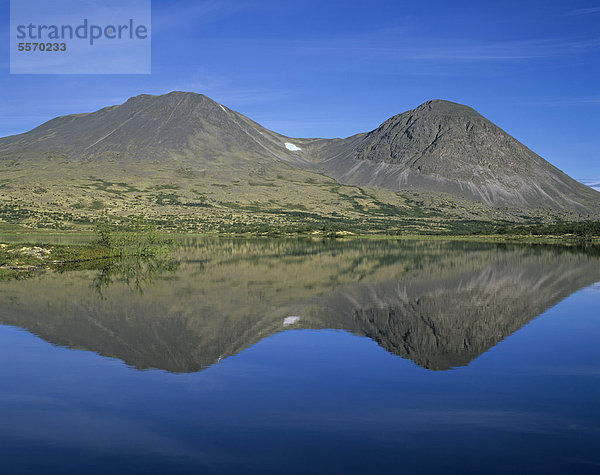 Zwillingskuppen der Berggruppe Styggh¯in  Stygghoin  spiegeln sich im See D¯rÂlstj¯rnin  Doralstjornin  Rondane Nationalpark  Norwegen  Skandinavien  Europa