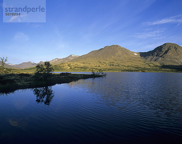 Zwillingskuppen der Berggruppe Styggh¯in  Stygghoin  spiegeln sich im See D¯rÂlstj¯rnin  Doralstjornin  Rondane Nationalpark  Norwegen  Skandinavien  Europa