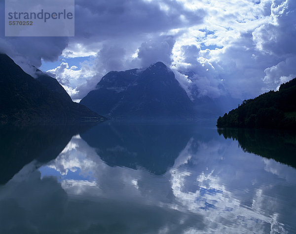 Spiegelung und Wolkenstimmung am See Strynsvatn  Strynevatnet  bei Stryn  Sogn og Fjordane  Norwegen  Skandinavien  Europa
