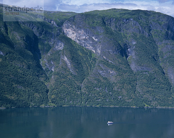 Boot auf dem Aurlandsfjord  Aurland  Sogn og Fjordane  Norwegen  Skandinavien  Europa