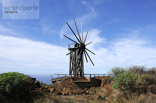 Alte Windmühle bei Santo Domingo de GarafÌa  La Palma  Kanaren  Kanarische Inseln  Spanien  Europa