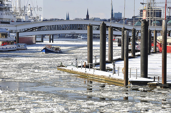 Hamburger Hafen im Winter  Hamburg  Deutschland  Europa