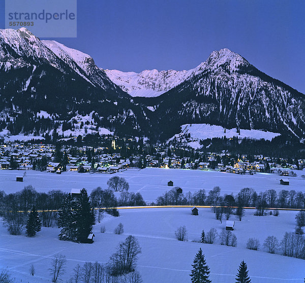 Obersdorf im Allgäu  winterliche Abendstimmung  Schwaben  Deutschland  Europa