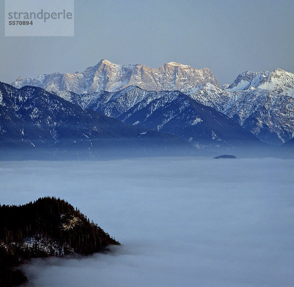 Blick von der Schlossbergalm über das Vilstal  Hgr. Wettersteingebirge  Oberbayern  Bayern  Deutschland  Europa