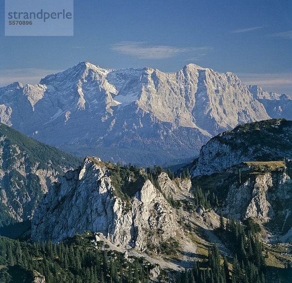 Wettersteingebirge  Zugspitze  Blick vom Brander Schroffen  Tegelberg  Oberbayern  Bayern  Deutschland  Europa