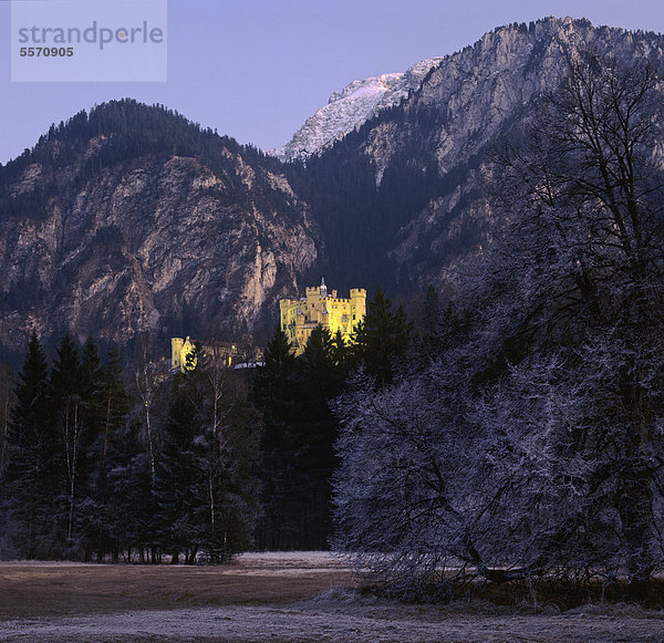 Schloss Hohenschwangau mit Säuling im Abendlicht  Füssen  Allgäu  Schwaben  Bayern  Deutschland  Europa