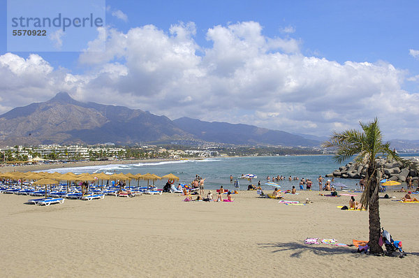 Strand von Puerto Banus  Marbella  Provinz M·laga  Costa del Sol  Andalusien  Spanien  Europa