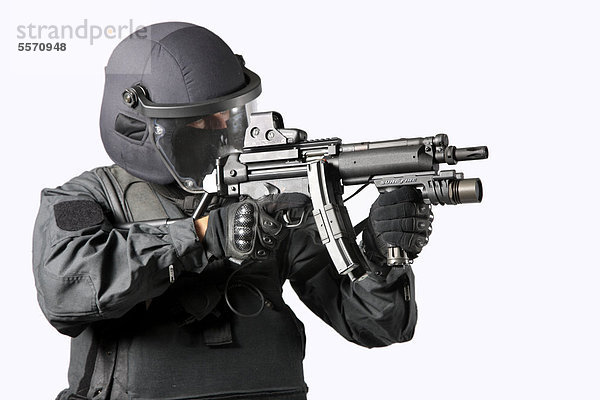 Polizei  Spezialeinheit  Spezialeinsatzkommando  SEK  Beamter in Vollschutz-Uniform mit Heckler & Koch Maschinenpistole MP5