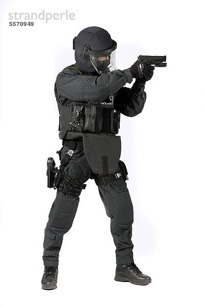 Polizei  Spezialeinheit  Spezialeinsatzkommando  SEK  Beamter in Vollschutz-Uniform mit Pistole Sig Sauer P6 P225
