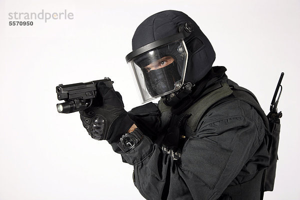 Polizei  Spezialeinheit  Spezialeinsatzkommando  SEK  Beamter in Vollschutz-Uniform mit Pistole Sig Sauer P6 P225