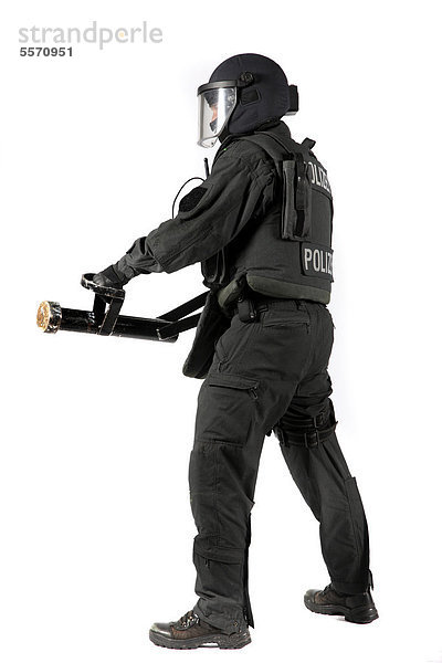 Polizei  Spezialeinheit  Spezialeinsatzkommando  SEK  Beamter mit Metallramme  zum Einrammen von Türen  Fenstern