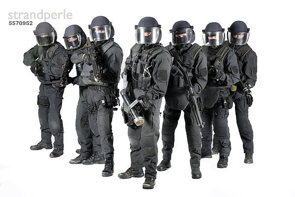 Polizei  Spezialeinheit  Spezialeinsatzkommando  SEK  SEK-Trupp mit Ramme und verschiedenen Bewaffnungen